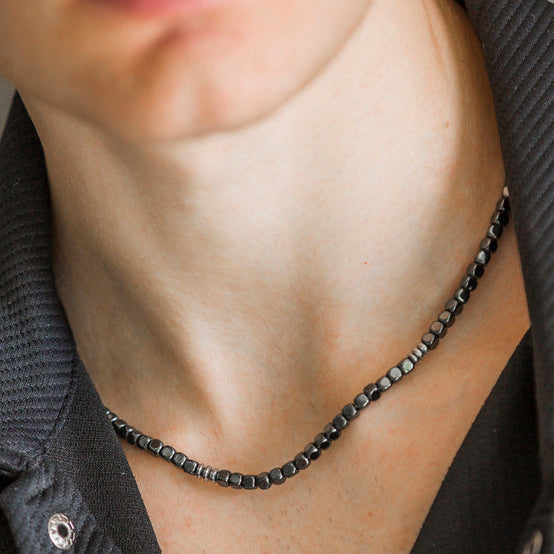 Collana Palazzo in ematite naturale indossata da uomo, Lab93Studio