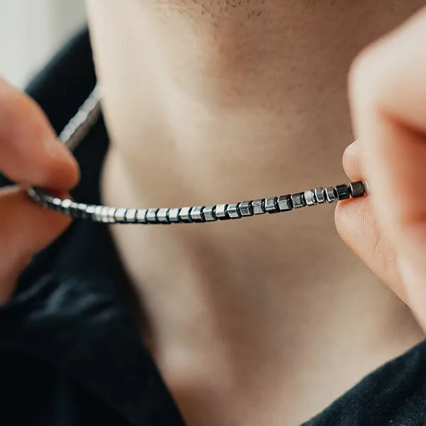 Collana Palazzo in ematite naturale indossata con polo, Lab93Studio