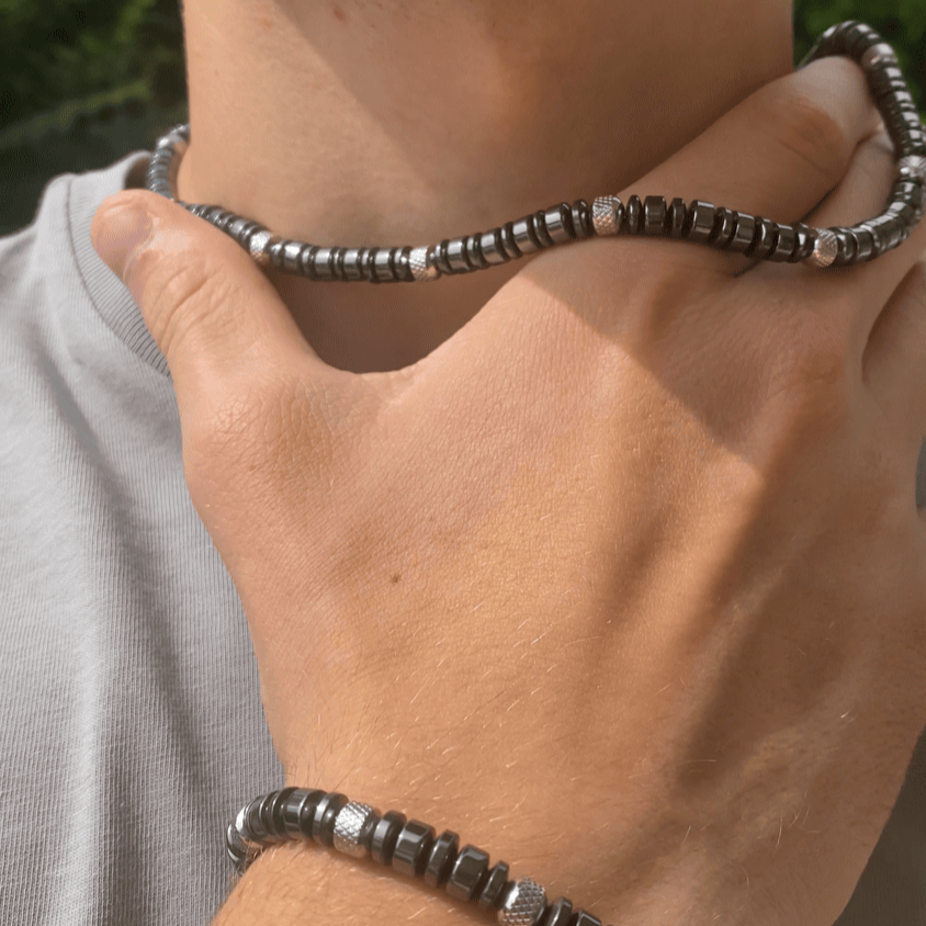 Dettaglio Collana Sestier in ematite naturale indossata sul collo, Lab93Studio
