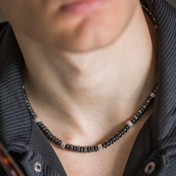 Collana Sestier in ematite naturale indossata da uomo, Lab93Studio