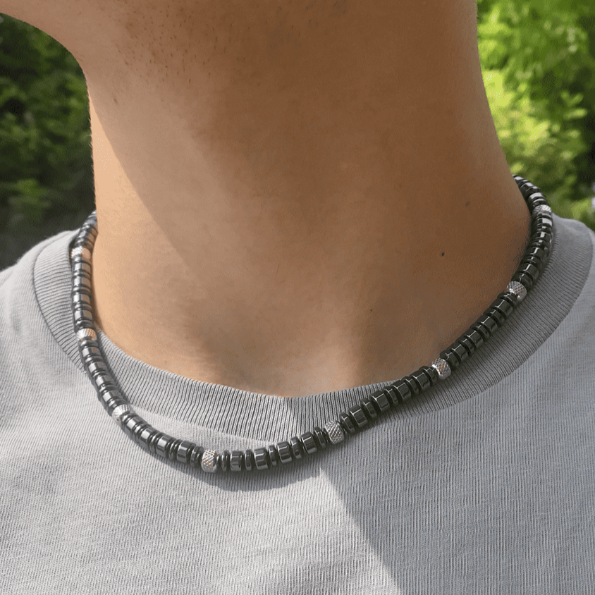 Collana Sestier in ematite naturale indossata all'aperto, Lab93Studio