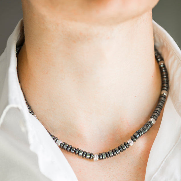 Collana Sestier in ematite naturale indossata con camicia bianca, Lab93Studio