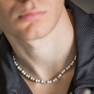 Collana Silenzio artigianale in aulite bianca indossata, dettaglio pietre sul collo, Lab93Studio