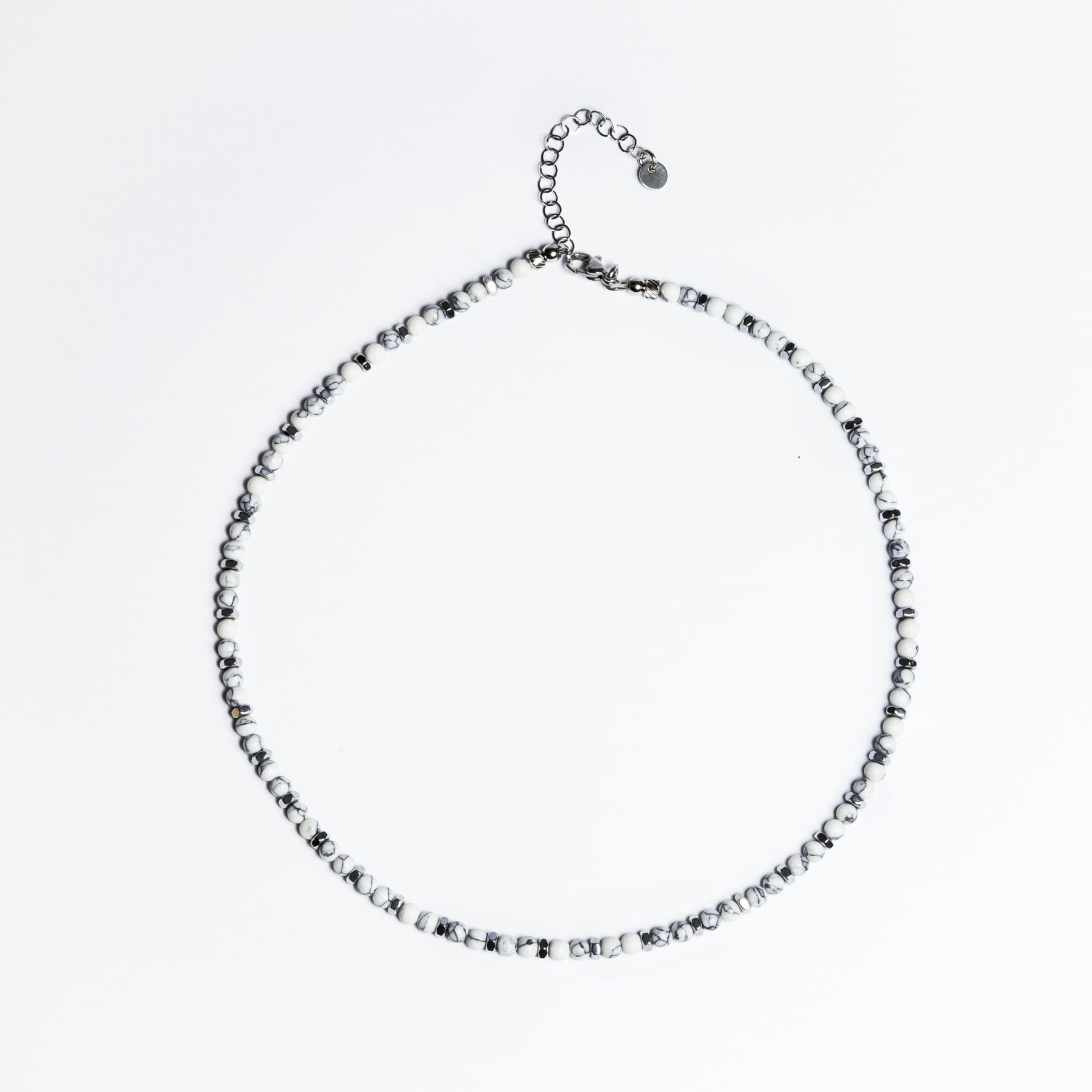 Collana Silenzio artigianale in aulite bianca su sfondo bianco, Lab93Studio

