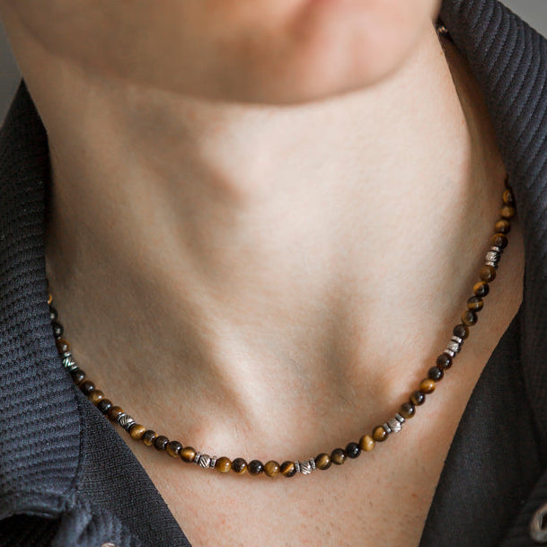 Collana Terra in occhio di tigre marrone indossata da uomo, Lab93Studio