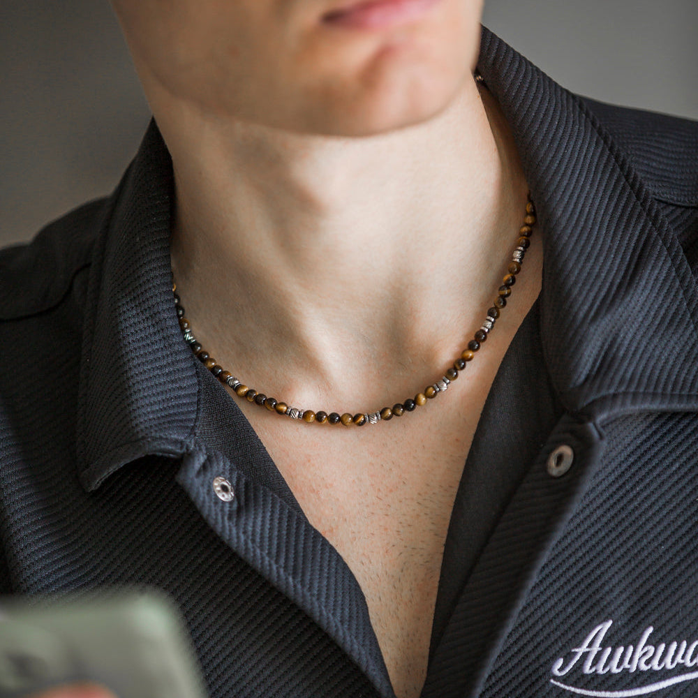 Collana Terra in occhio di tigre marrone indossata con camicia scura, Lab93Studio