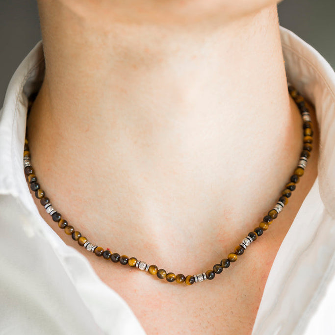 Collana Terra in occhio di tigre marrone indossata, Lab93Studio