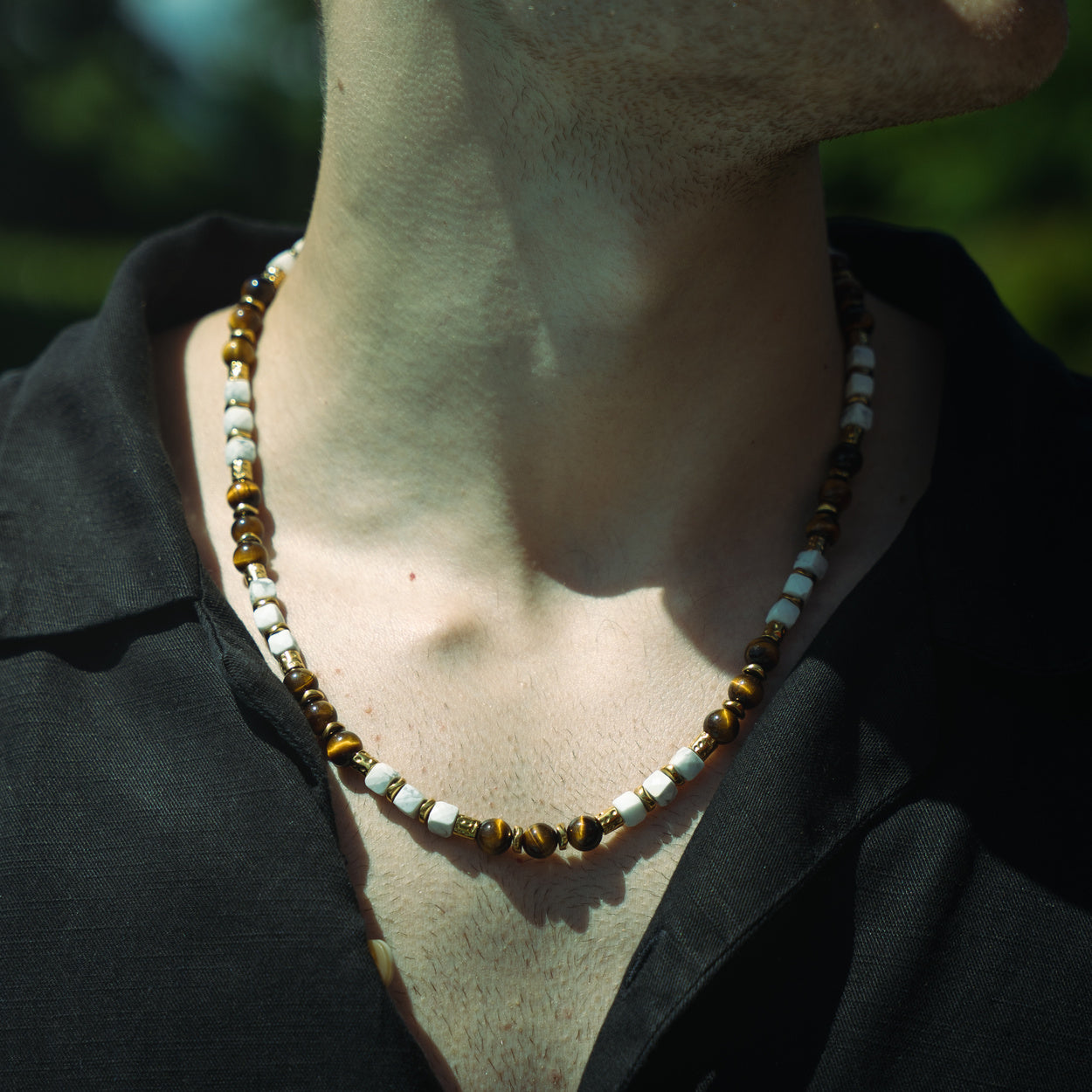 Collana Safari in occhio di tigre marrone e howlite bianca | 8mm | 49cm