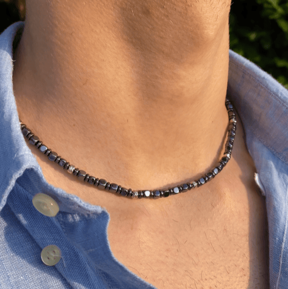 Collana Navàl artigianale in ematite indossata con camicia, Lab93Studio