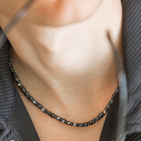 Collana Navàl artigianale in ematite indossata, dettaglio pietre sul collo, Lab93Studio