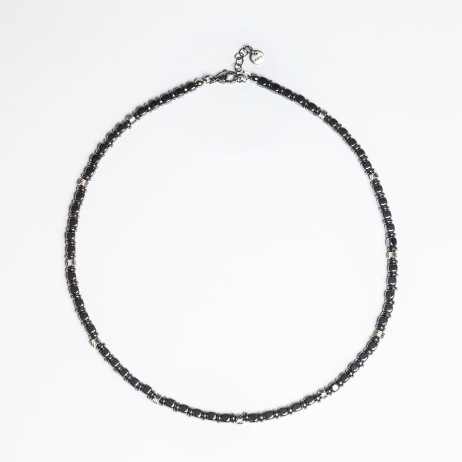 Collana Navàl artigianale in ematite su sfondo bianco, vista intera, Lab93Studio
