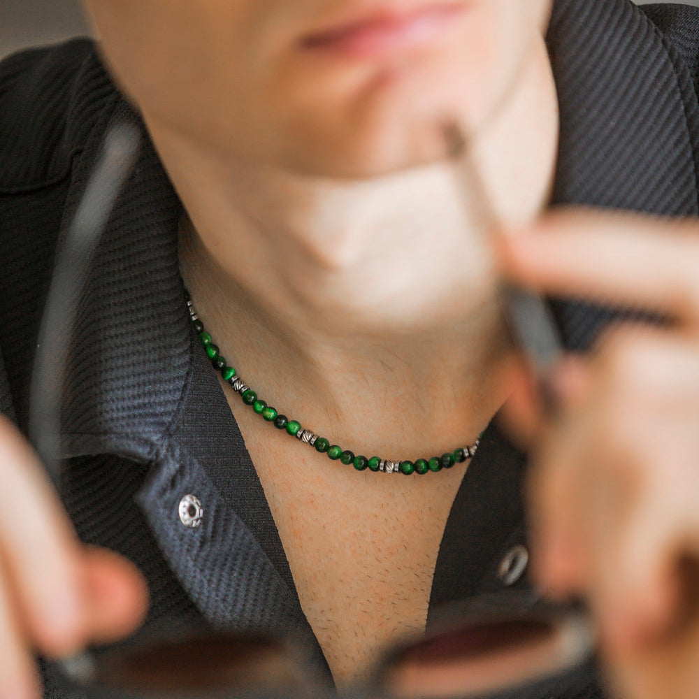 Collana Tempra artigianale in occhio di tigre verde indossata con camicia, Lab93Studio
