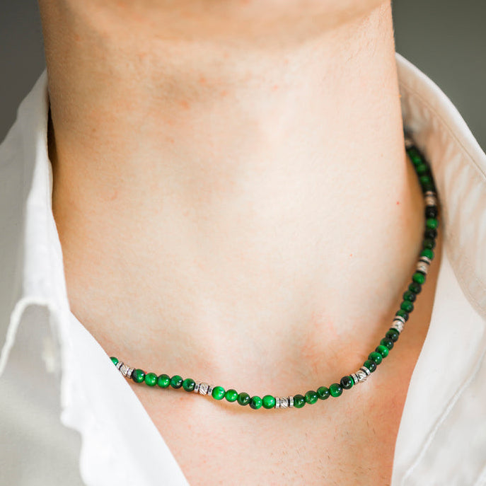 Collana Tempra artigianale in occhio di tigre verde indossata, vista collo, Lab93Studio