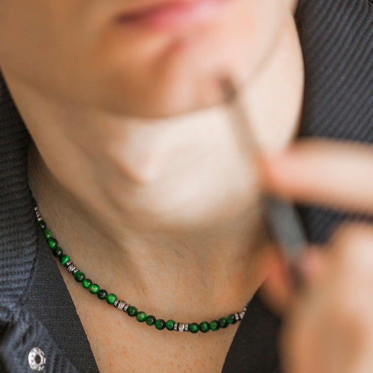 Collana Tempra artigianale in occhio di tigre verde indossata, dettaglio pietre sul collo, Lab93Studio
