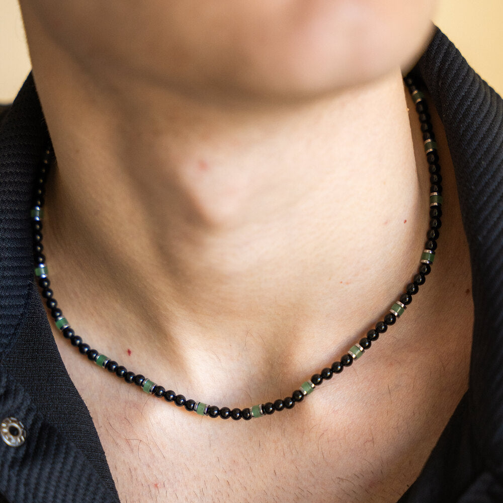 Collana Zagara artigianale in onice e avventurina indossata, dettaglio pietre sul collo, Lab93Studio