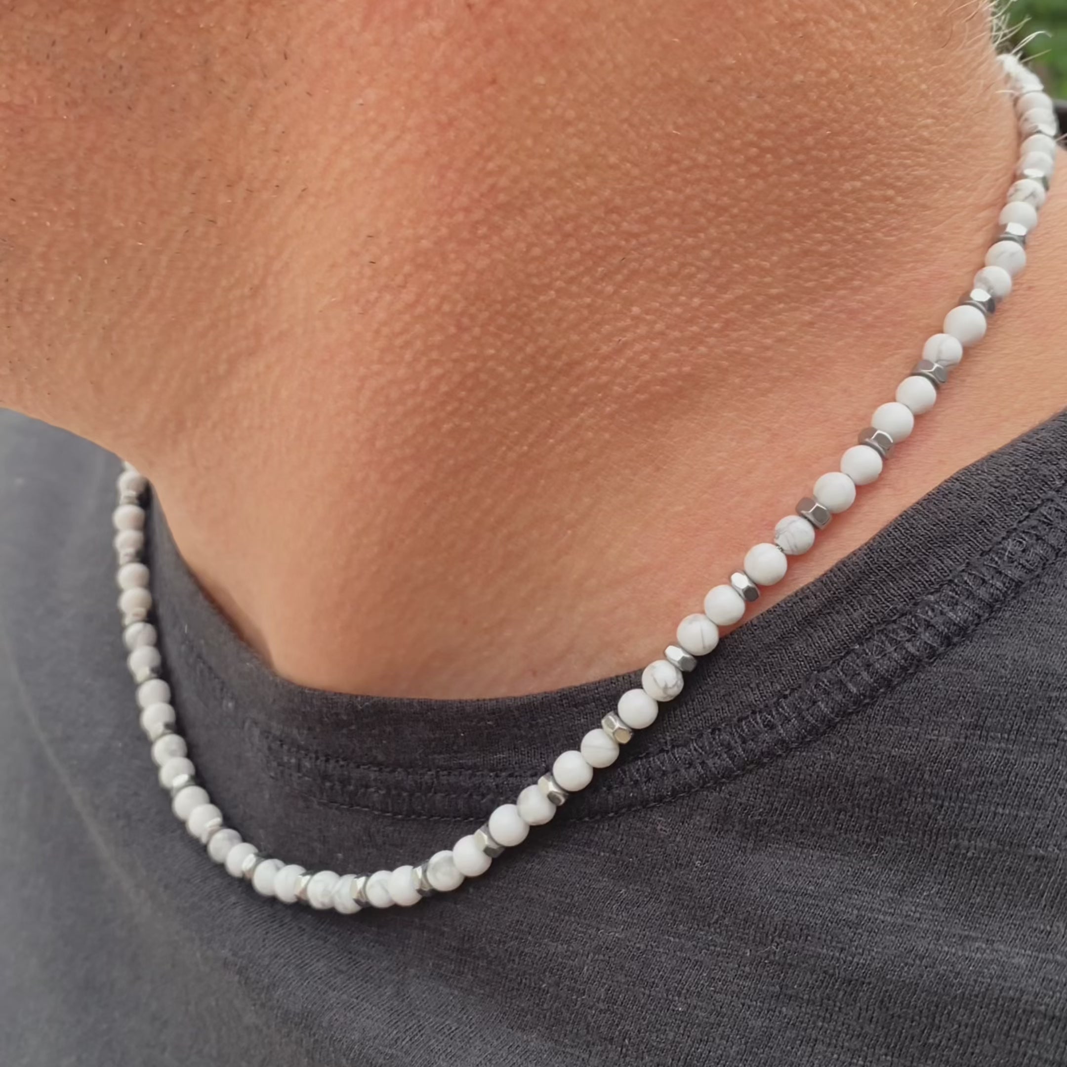 Carica video: Collana Silenzio in Aulite bianca