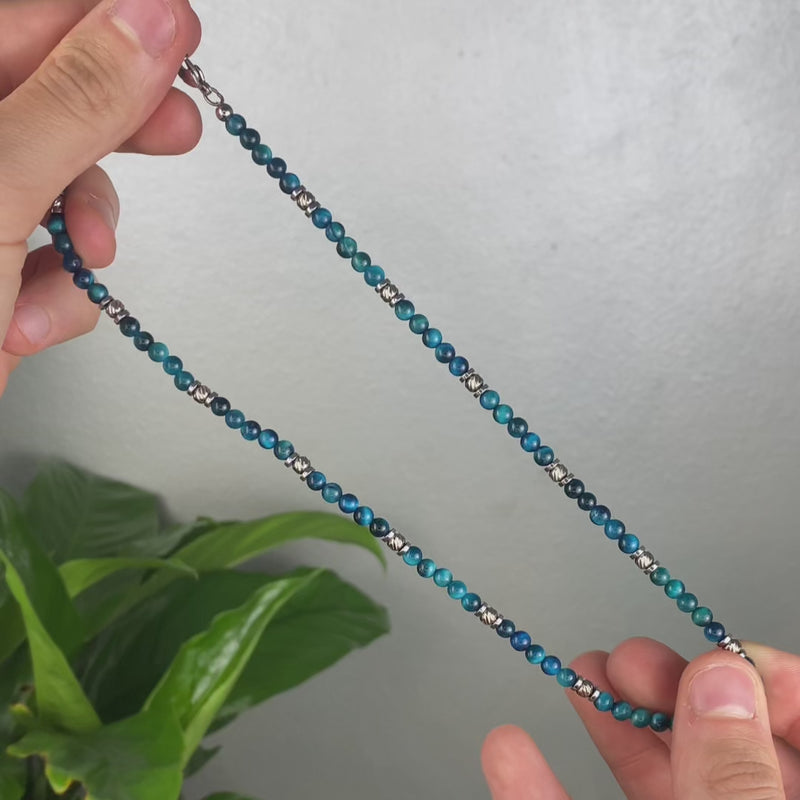 Dettaglio pietre occhio di tigre azzurro della Collana Essenza, Lab93Studio