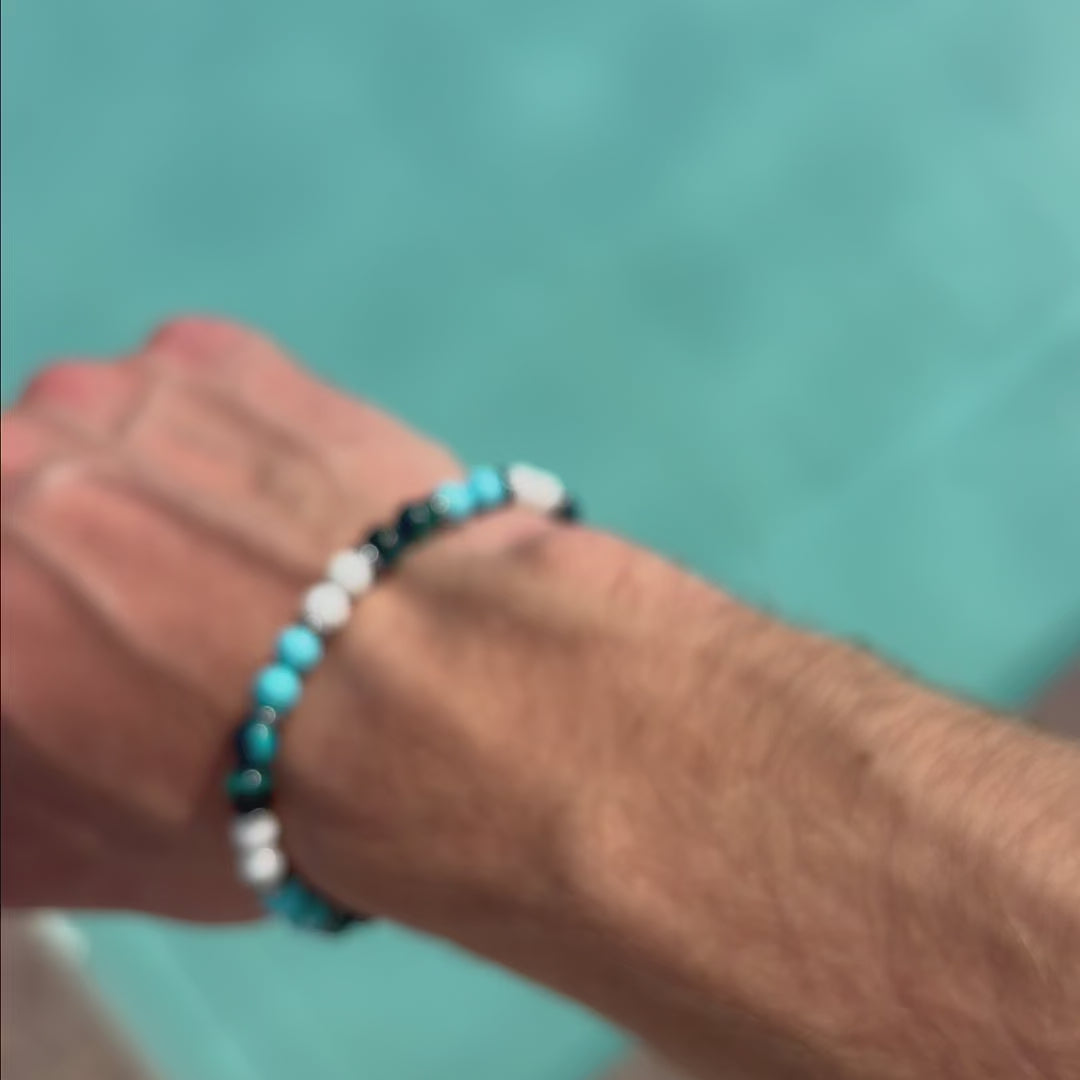 Carica video: Bracciale Lungomare in occhio di tigre, howlite turchese e agata bianca | 6mm
