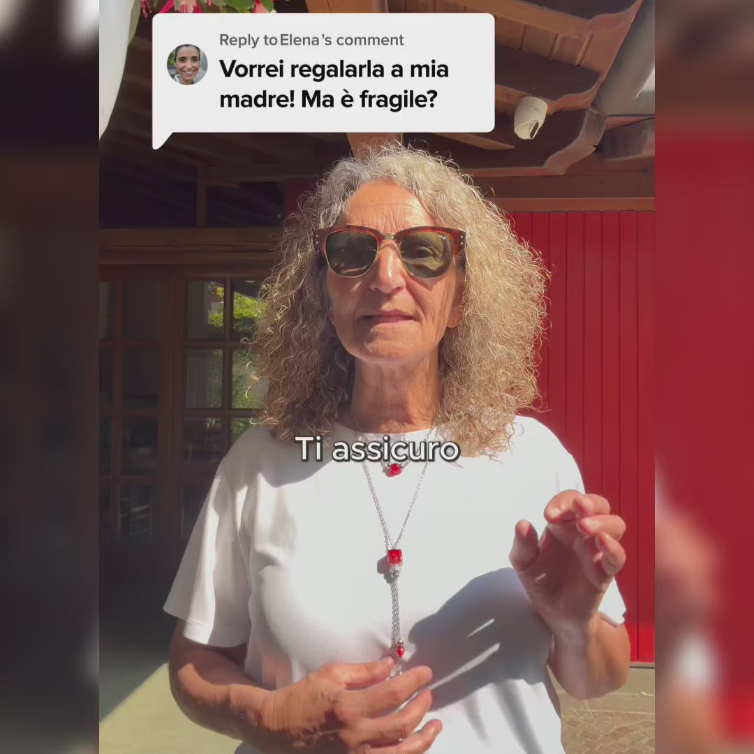 Carica video: Collana in vetro di murano da donna video donna UGC indossato