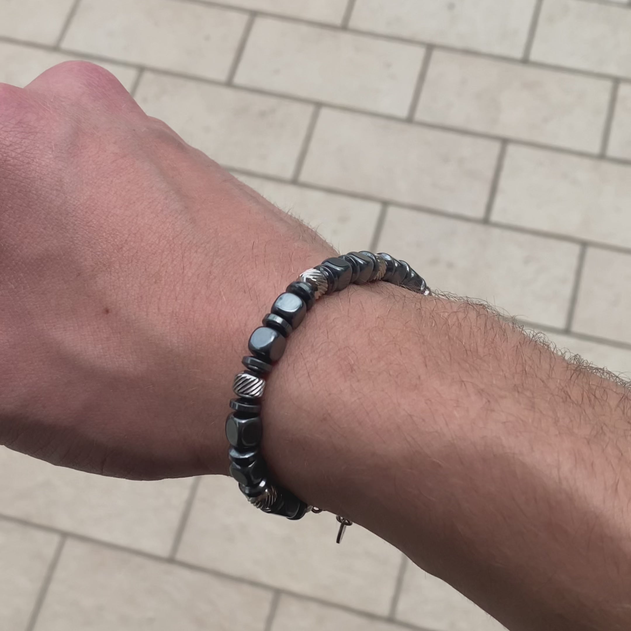 Carica video: Bracciale Navàl in ematite