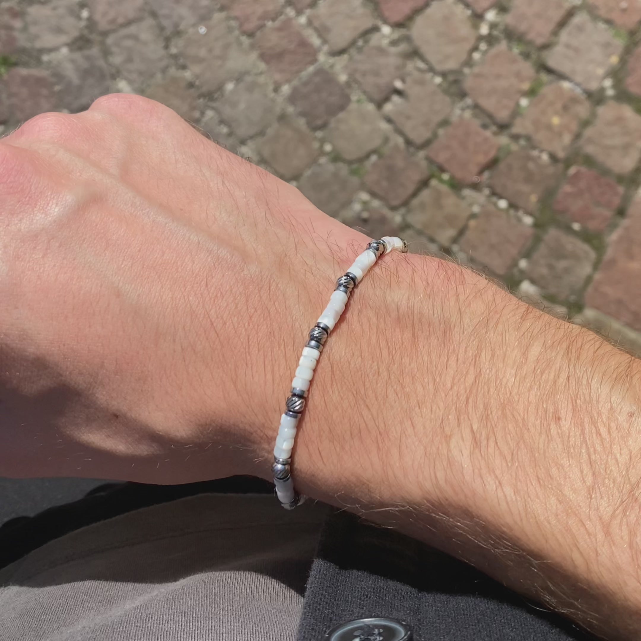 Carica video: Bracciale Solenne in madre perla bianca