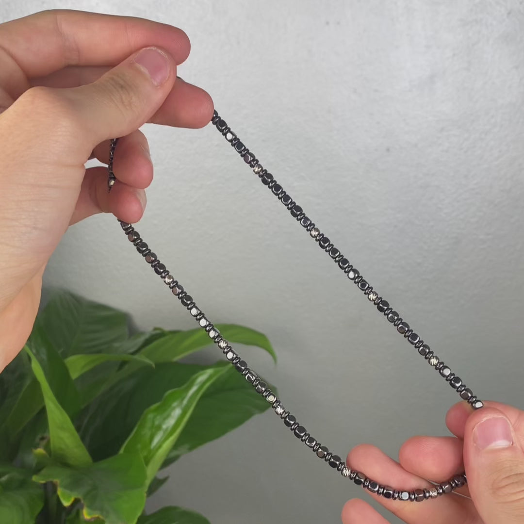 Carica video: Collana Navàl in ematite | 4mm