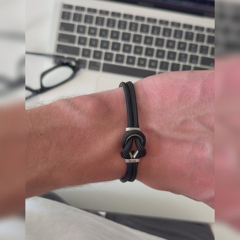 Bracciale Portofino Ombra in paracord indossato durante il lavoro, Lab93Studio