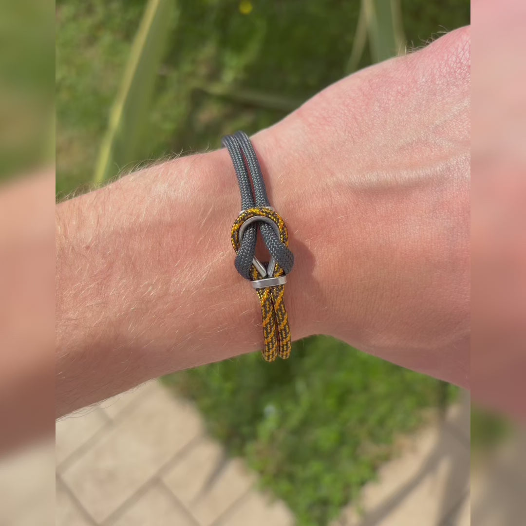 Carica video: Bracciale Portofino Roccia in paracord giallo e nero indossato all'aperto, Lab93Studio