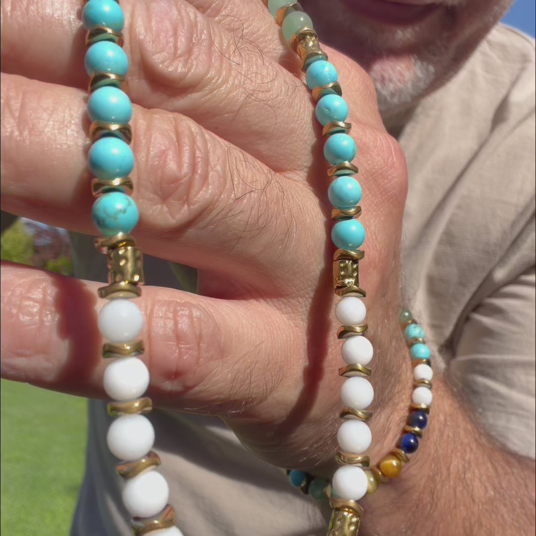 Carica video: Collana Macaron in howlite turchese, agata bianca, occhio di tigre e avventurina | 6mm | 47cm