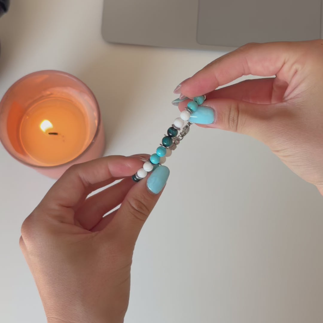 Carica video: Bracciale Lungomare in howlite turchese, agata bianca e occhio di tigre | donna 6mm