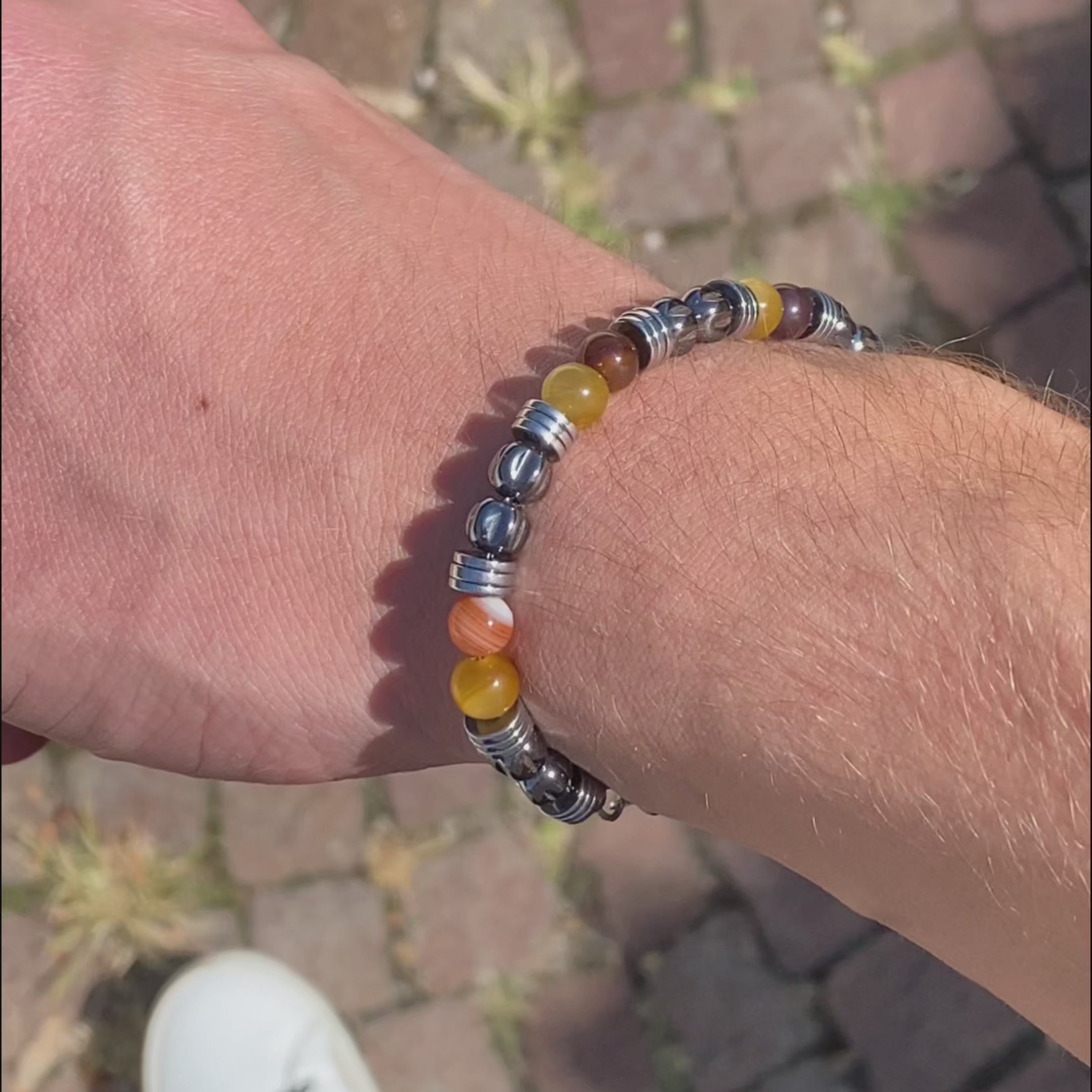 Carica video: Bracciale Bacaro in ematite e occhio di tigre