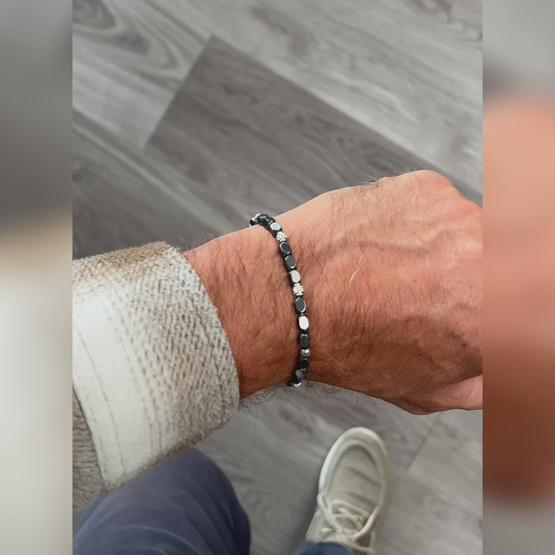 Carica video: Bracciale Riflesso in ematite | 4mm