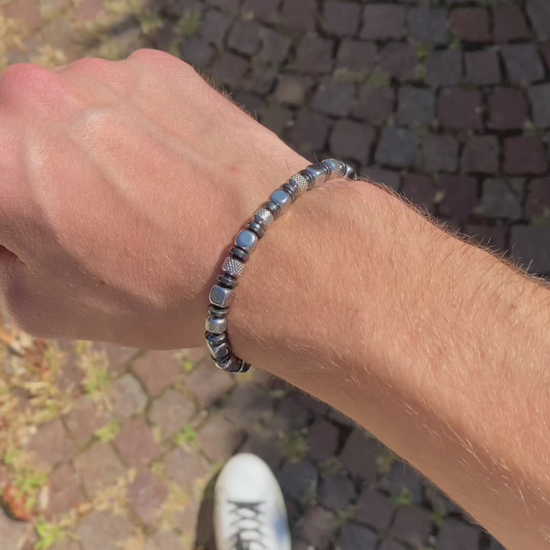 Carica video: Bracciale Navàl in Ematite color Argento | 5mm