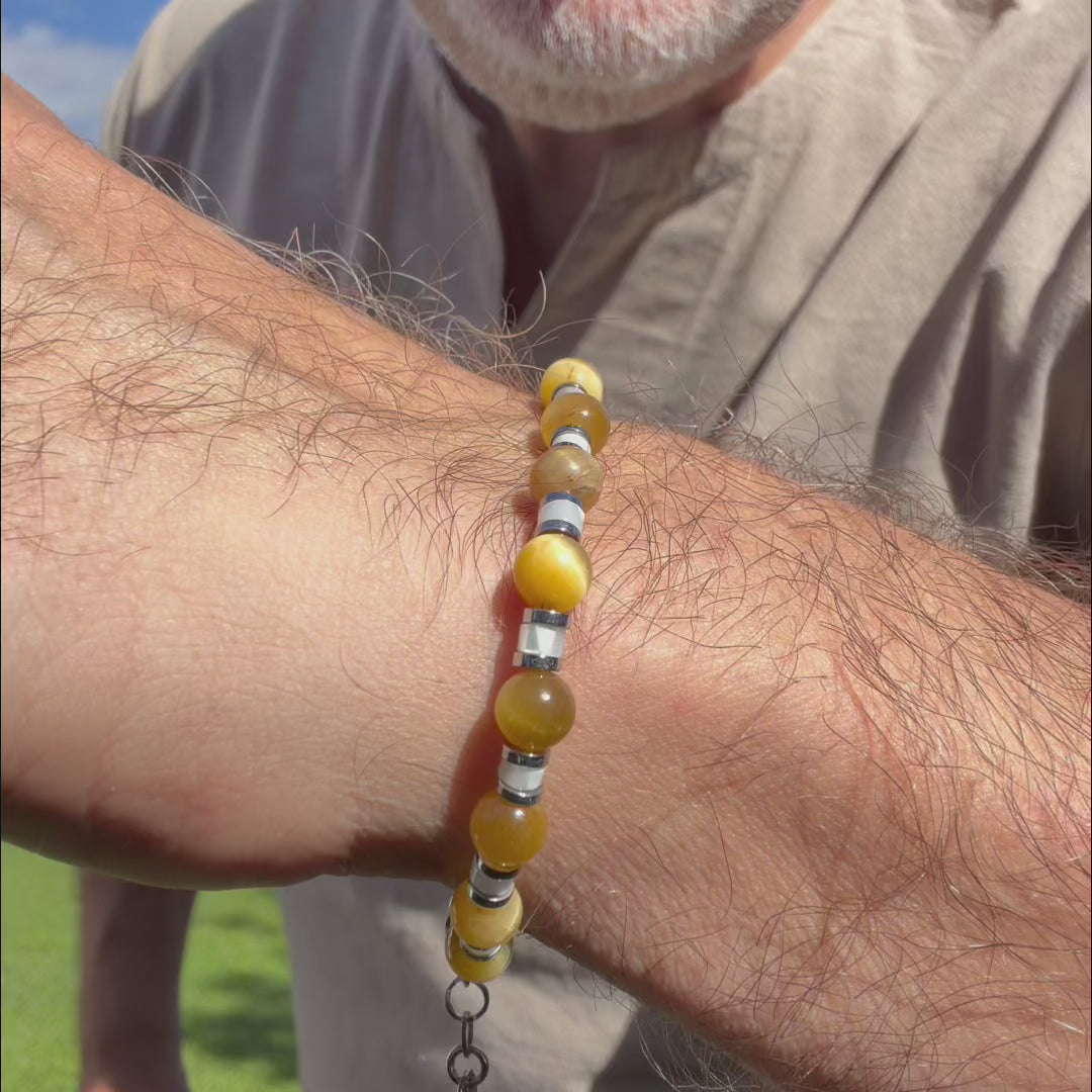 Carica video: Bracciale Sabbia in occhio di tigre giallo e madreperla bianca | 4-6mm