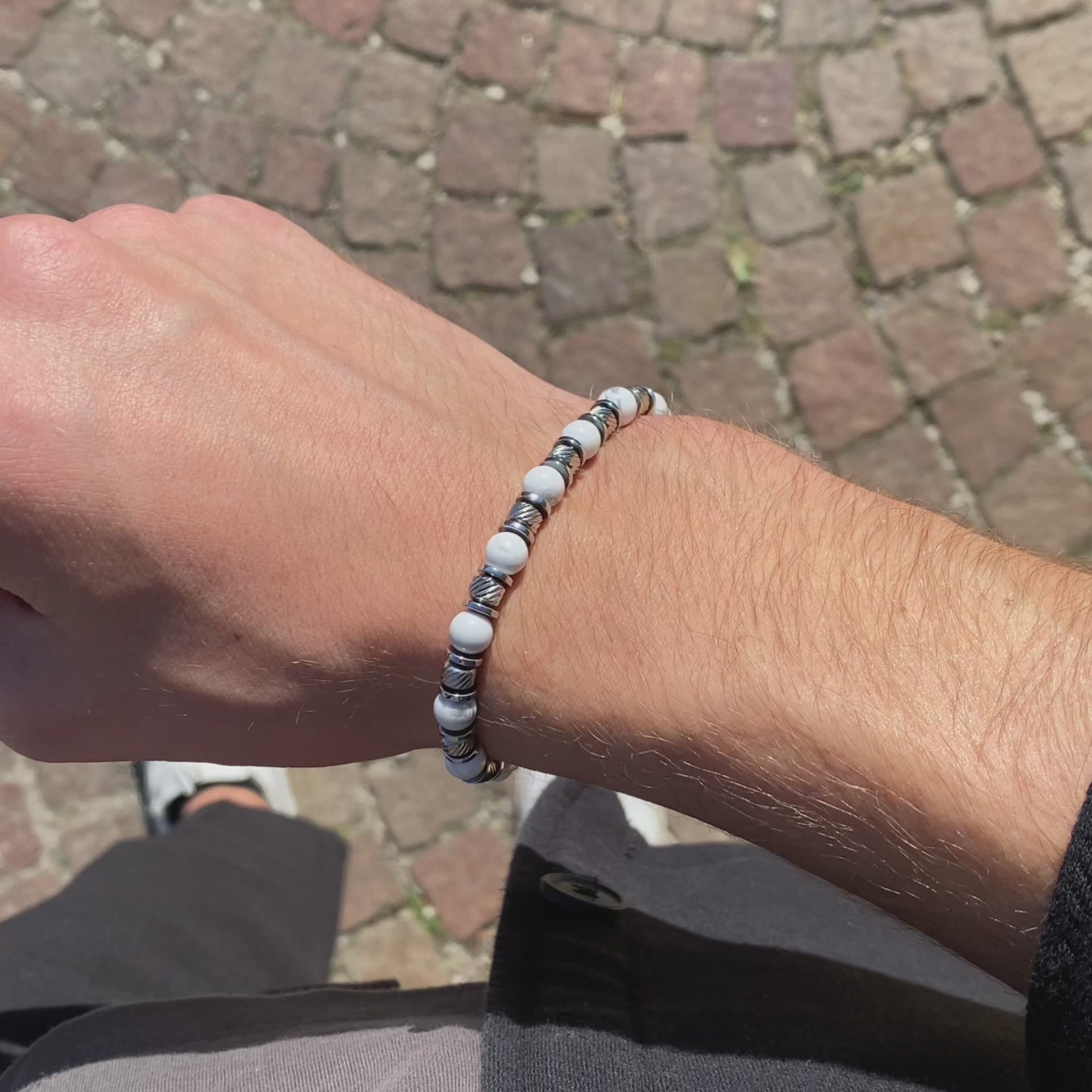 Carica video: Bracciale Equilibrio in Howlite bianca
