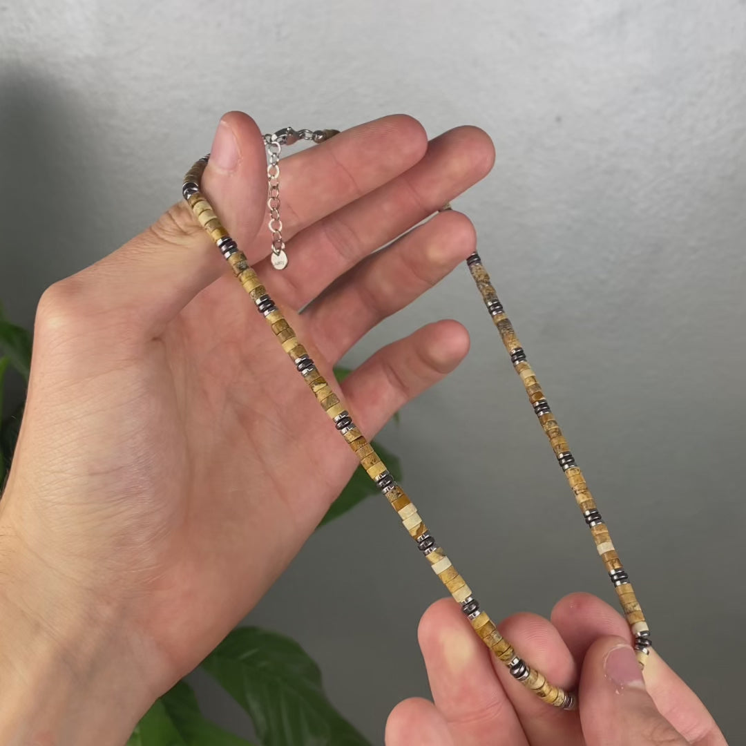 Carica video: Dettaglio pietre jasper australiano ed ematite della Collana Cervino, Lab93Studio