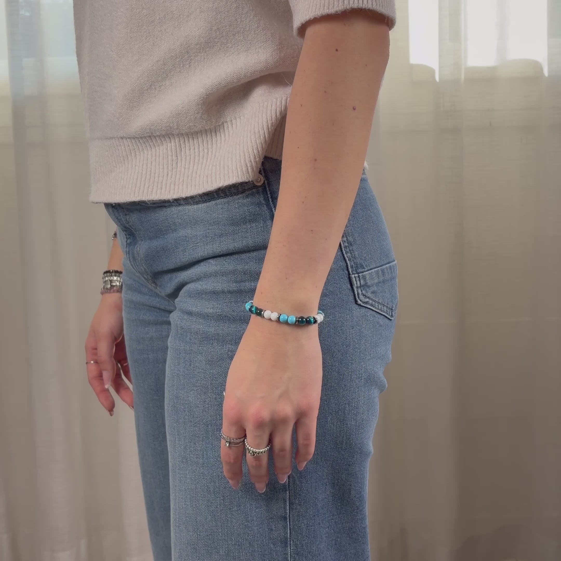 Carica video: Bracciale Lungomare in howlite turchese, agata bianca e occhio di tigre | donna