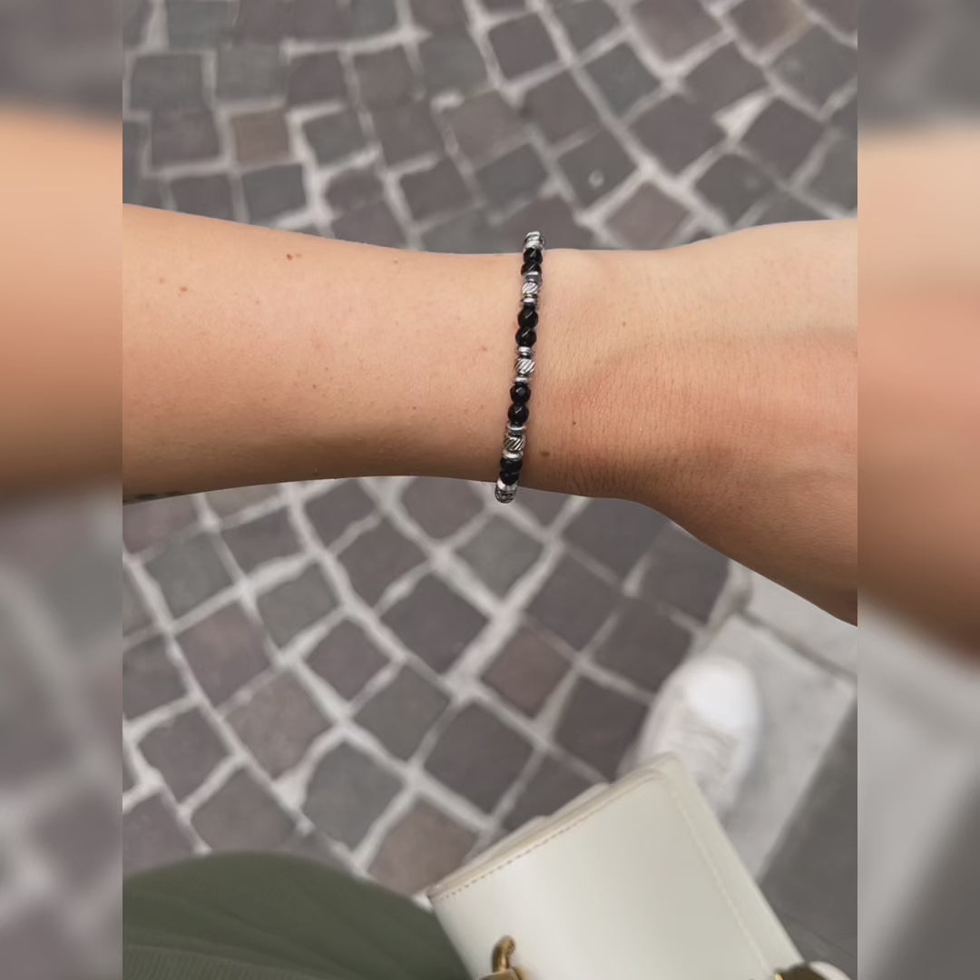 Carica video: Bracciale Destino in Onice nera | donna 4mm