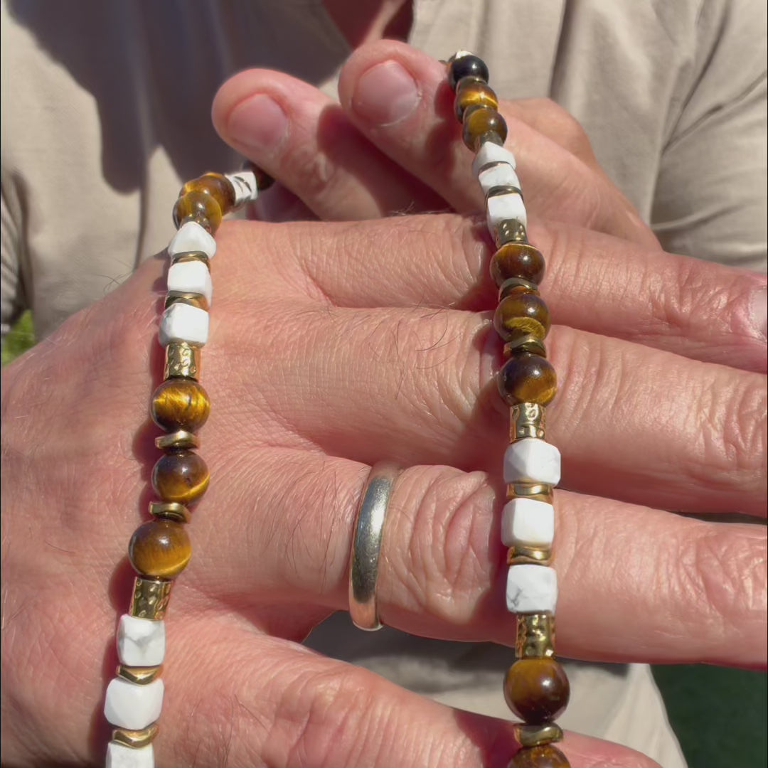 Carica video: Collana Safari in occhio di tigre marrone e howlite bianca | 8mm | 49cm