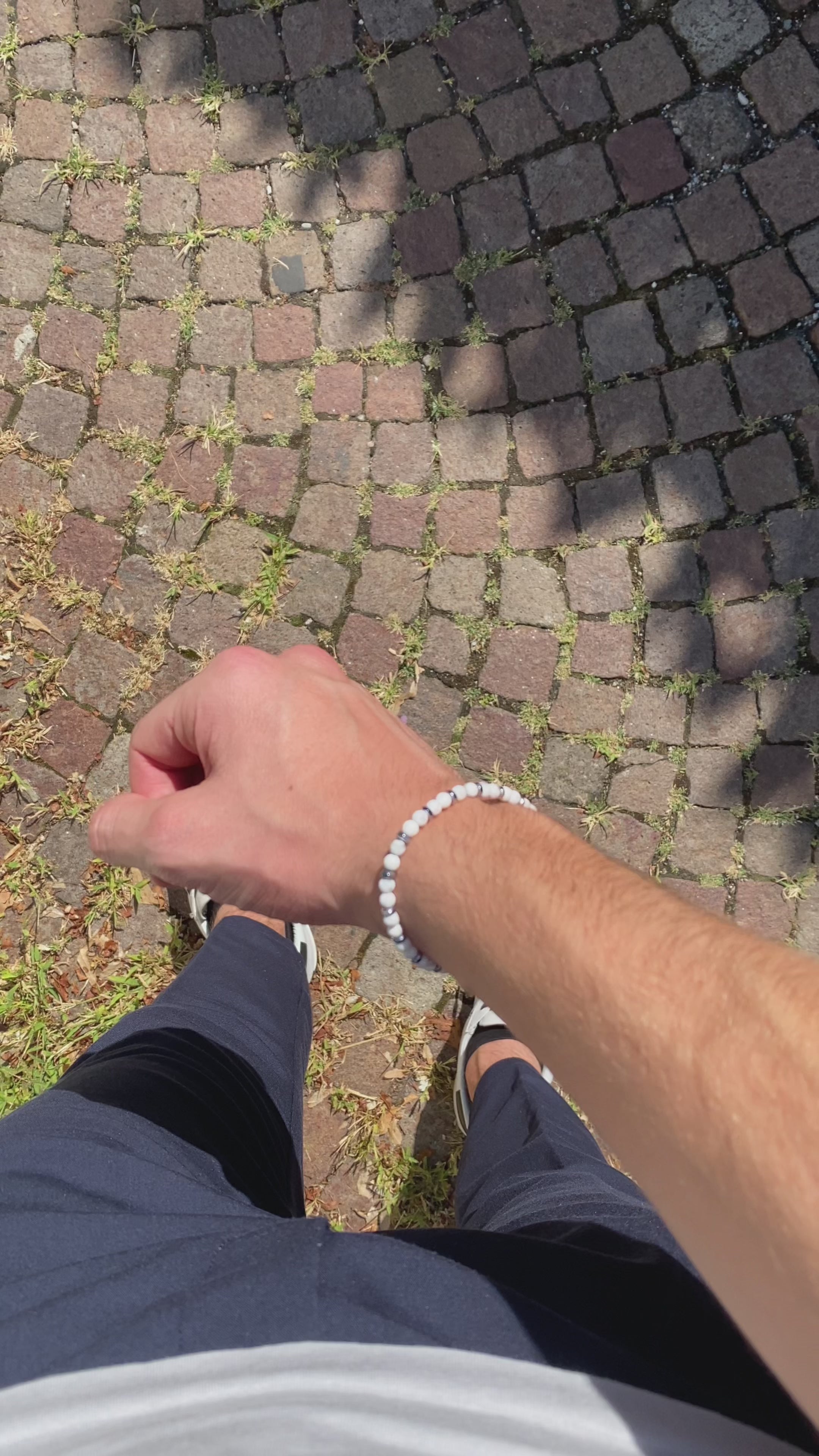 Carica video: Bracciale Silenzio in Aulite bianca