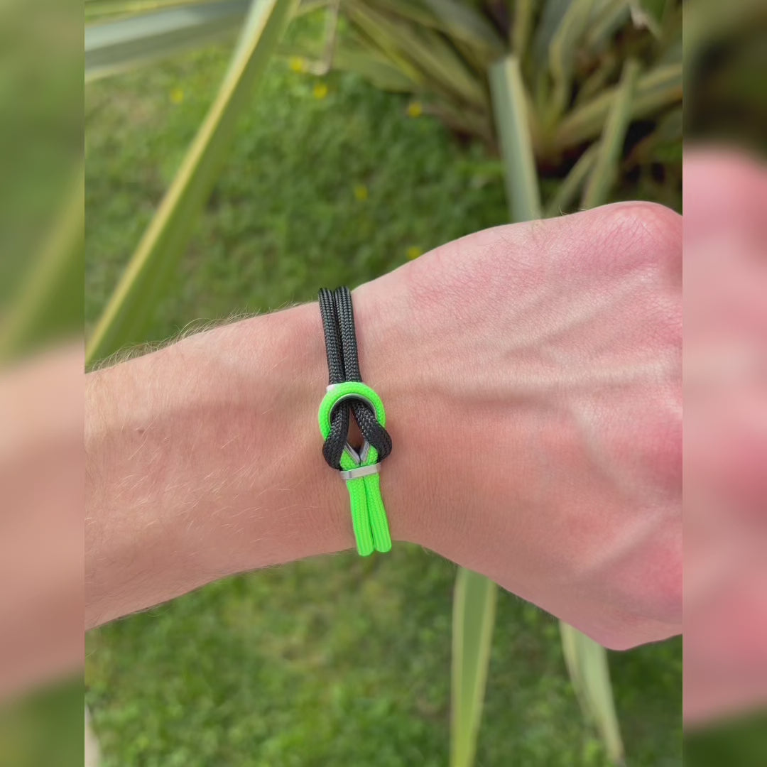 Carica video: Bracciale Portofino Ares in paracord nero e verde indossato al polso all'aperto, video Lab93Studio