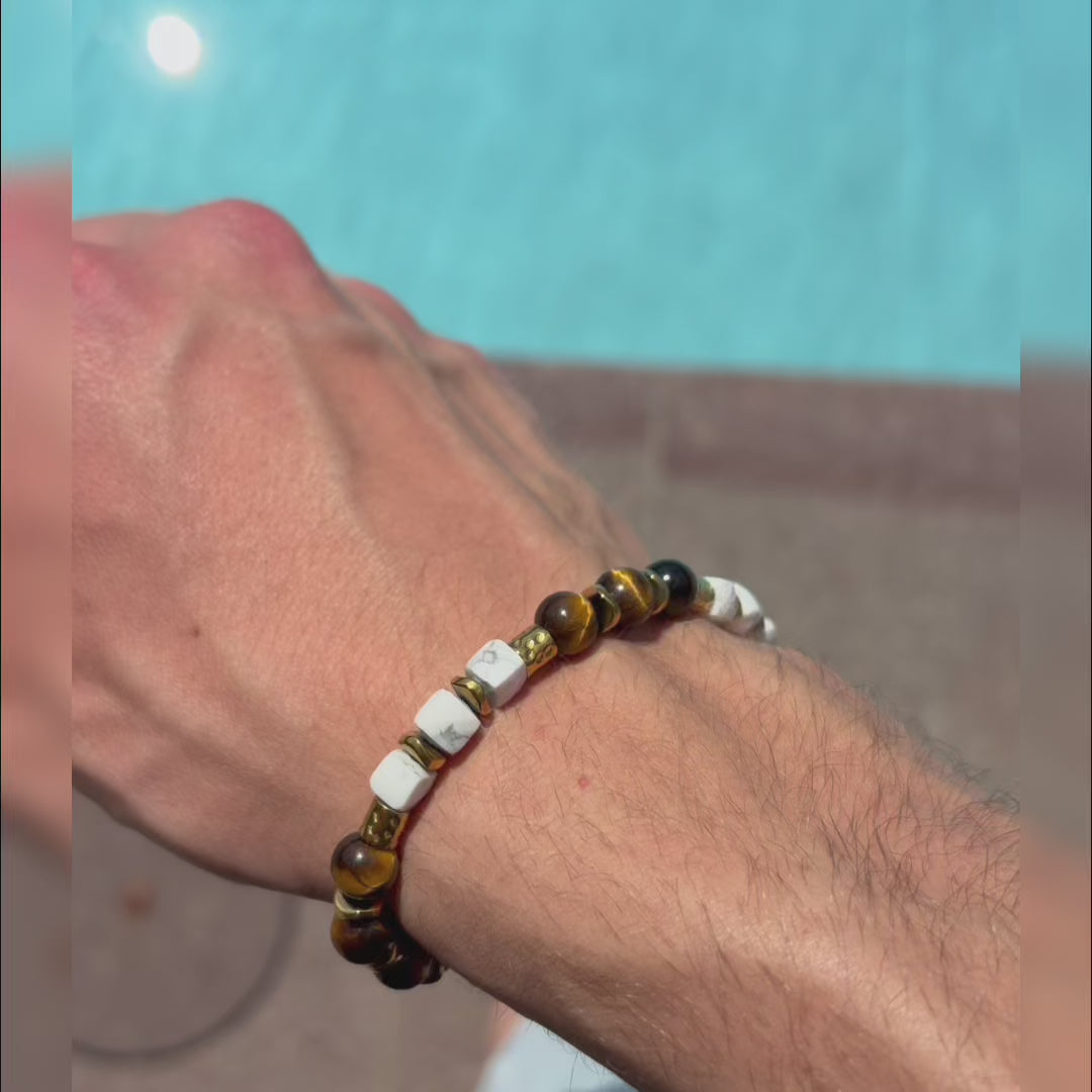 Carica video: Bracciale Safari in occhio di tigre marrone e howlite bianca | 8mm