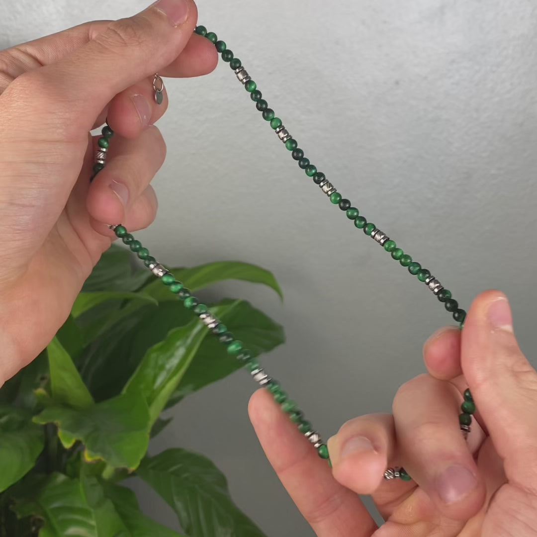 Carica video: Collana Tempra con occhio di tigre verde | 4mm