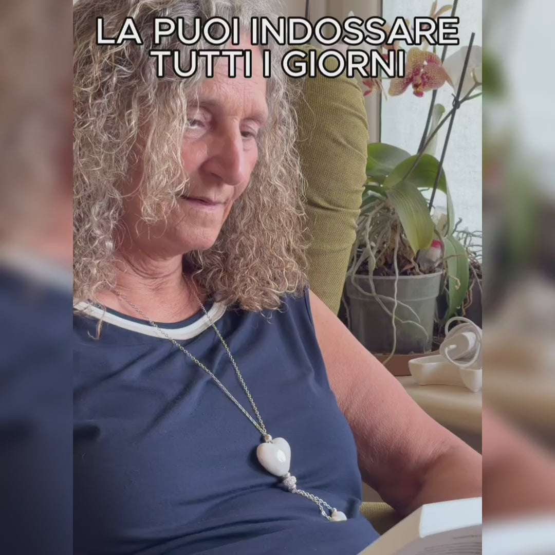 Carica video: Collana in ceramica video donna indossato
