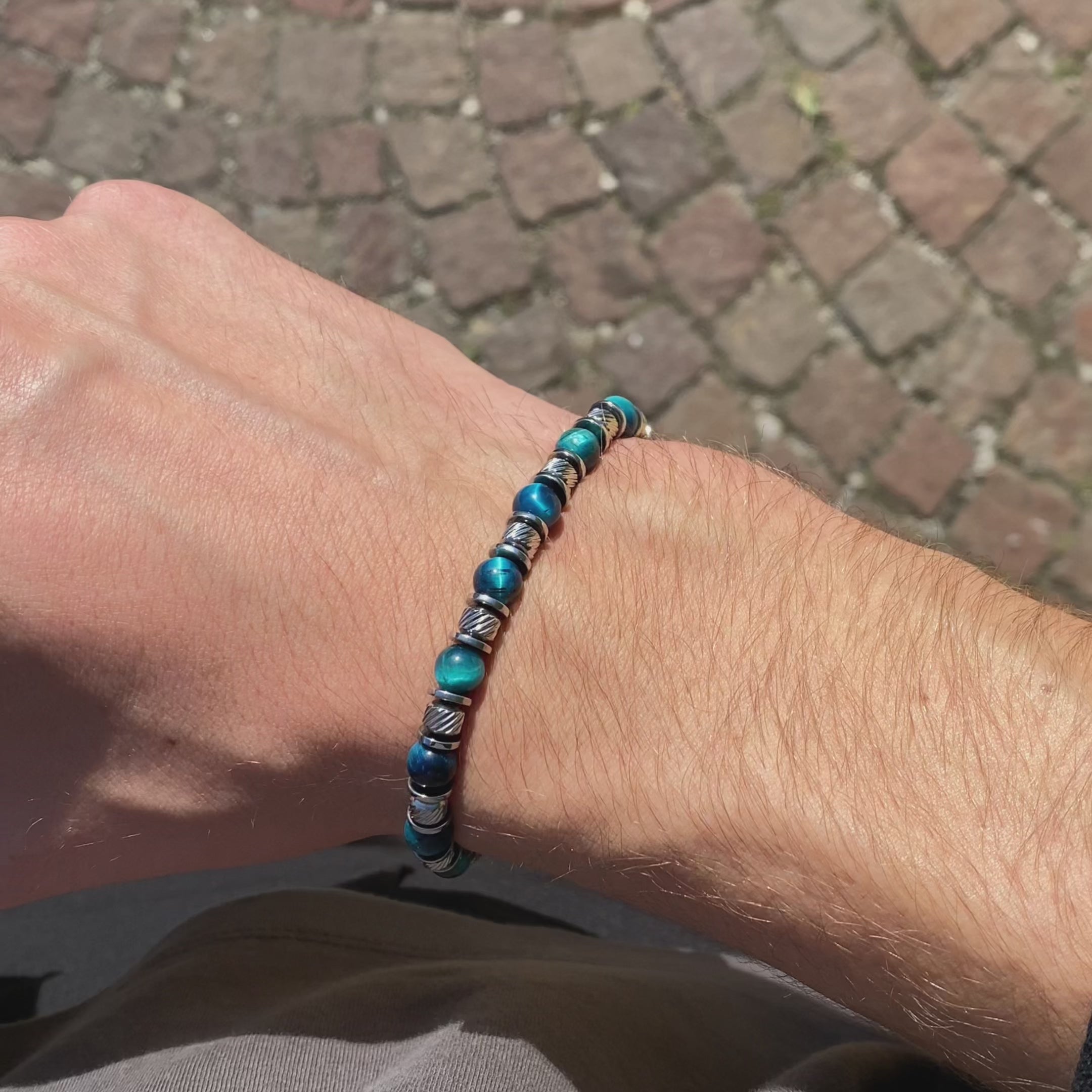 Carica video: Bracciale Essenza in occhio di tigre azzurro
