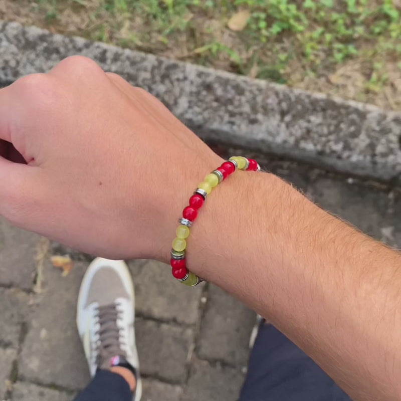 Bracciale artigianale da uomo indossato. Realizzato con agata rossa e corniola gialla. Lab93Studio
