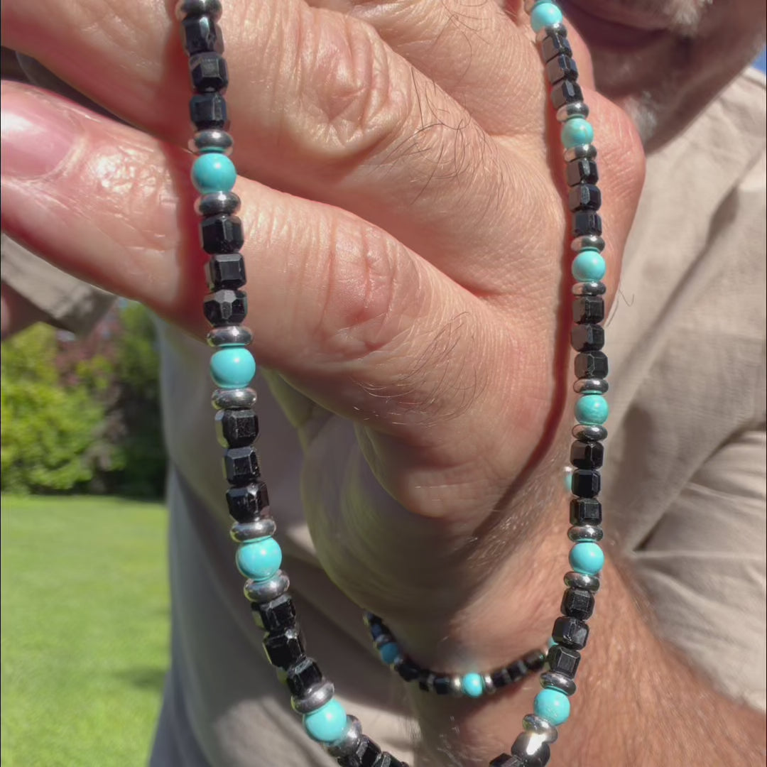 Carica video: Collana Avana in howlite turchese e spinello | 4mm
