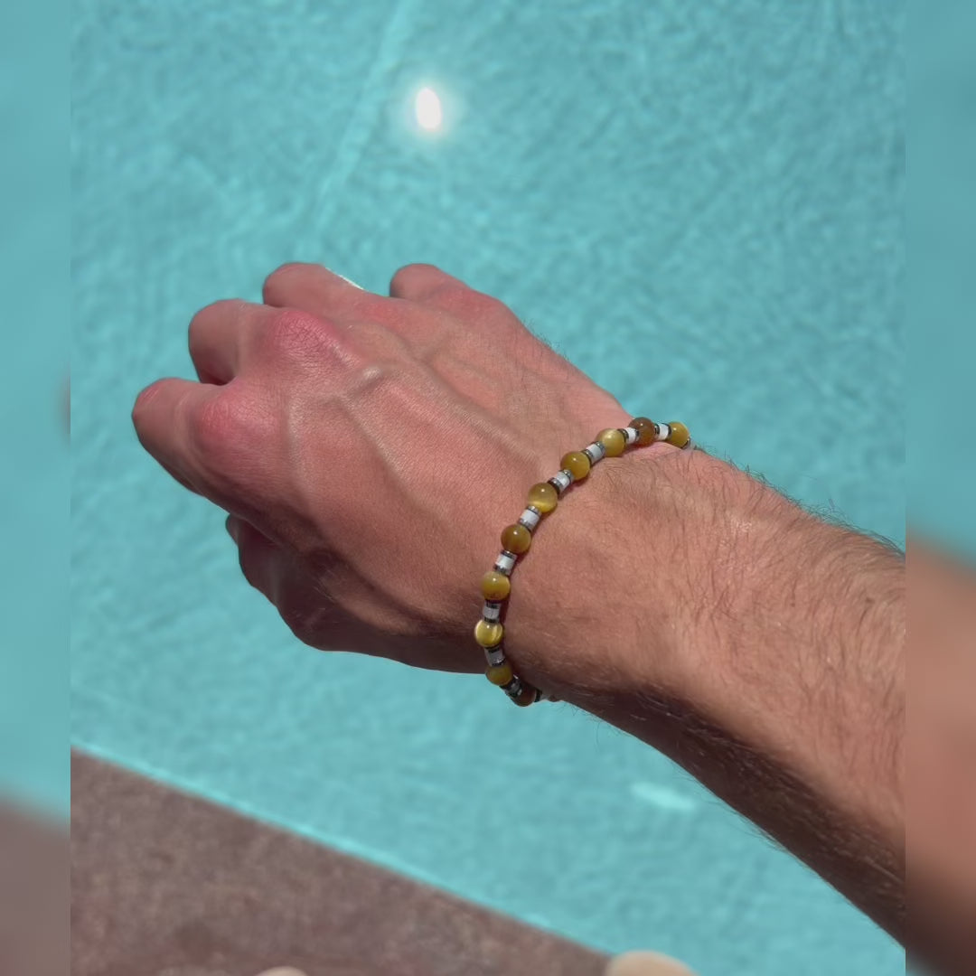 Carica video: Bracciale Sabbia in occhio di tigre giallo e madreperla bianca | 4-6mm