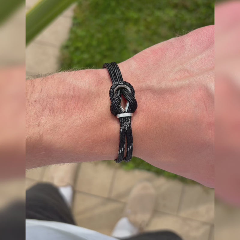 Bracciale Portofino Ulisse in paracord grigio antracite indossato all'aperto, Lab93Studio