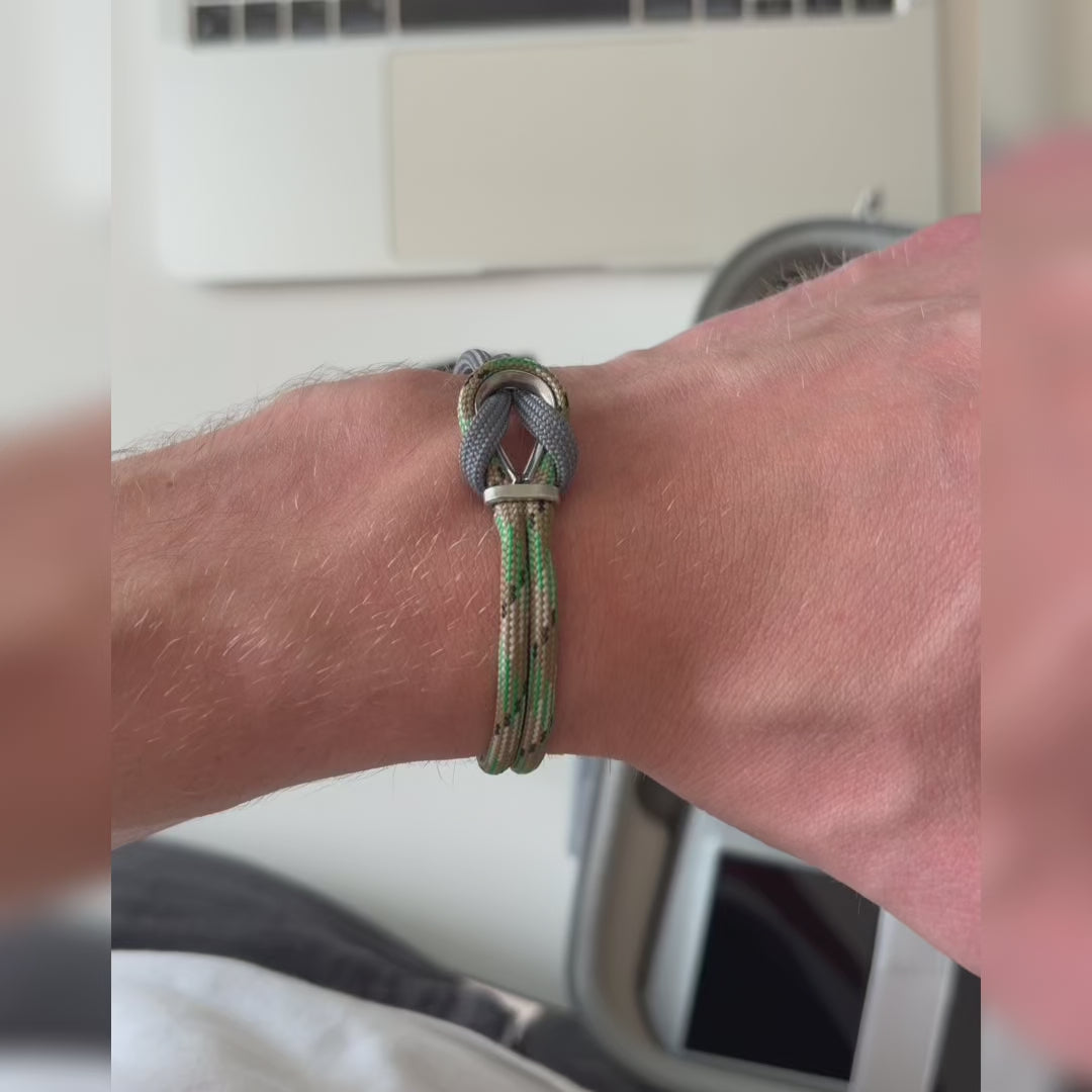 Carica video: Bracciale Portofino Lupo in paracord grigio e verde indossato al polso, video Lab93Studio